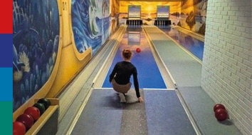 Kind beim Bowling, Freizeitaktivität des Vereins für Jugendhilfe Karlsruhe