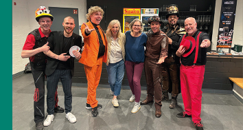 Gruppenfoto nach der Zaubershow im Sandkorntheater Karlsruhe, Veranstaltung des Vereins für Jugendhilfe Karlsruhe