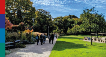 Mitarbeitende des Vereins für Jugendhilfe Karlsruhe beim Betriebsausflug im Luisenpark Mannheim