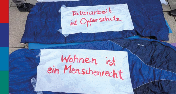 Schlafsäcke mit Protestaufschriften bei Aktion des Bündnis Solidarische Stadt Karlsruhe gegen Sparmaßnahmen im Bereich Jugendhilfe